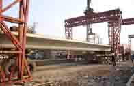 建材产业集团构件分公司首次生产安装单片重达百余吨的天桥板